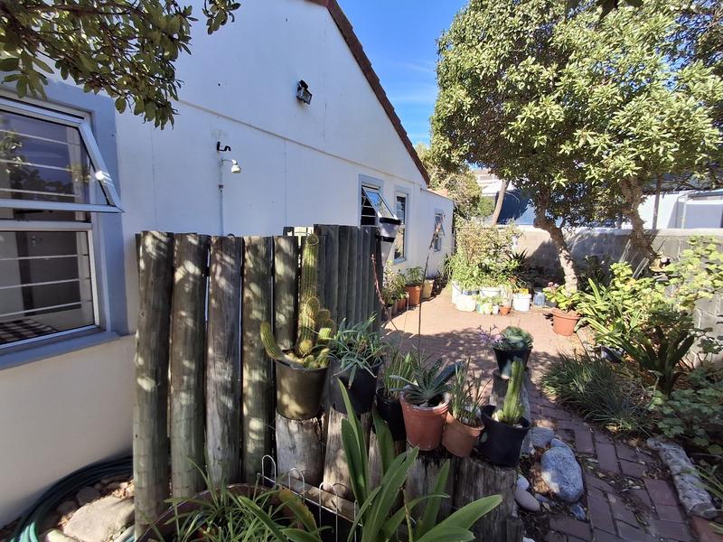 2 Bedroom Property for Sale in Hannasbaai Western Cape